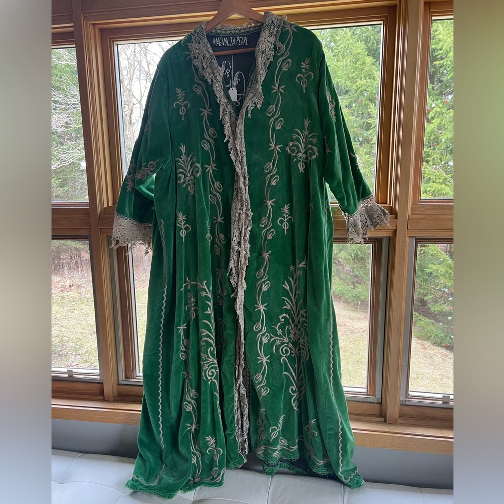 NWT! Magnolia Pearl O’Leary Velvet Duster in Green.